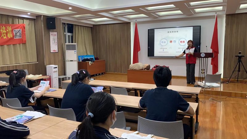 小标题：行业背景：在线教育推广的兴起与挑战